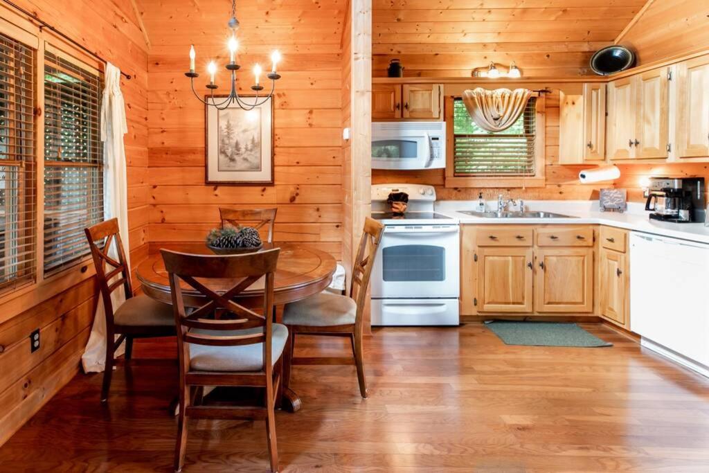 Nice View Fireplace, Hot Tub, Porch Bed, Private Sevierville Buitenkant foto